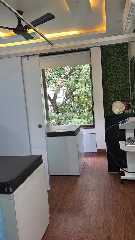 Treatment cabin with a couch, a window and treatment equipment
