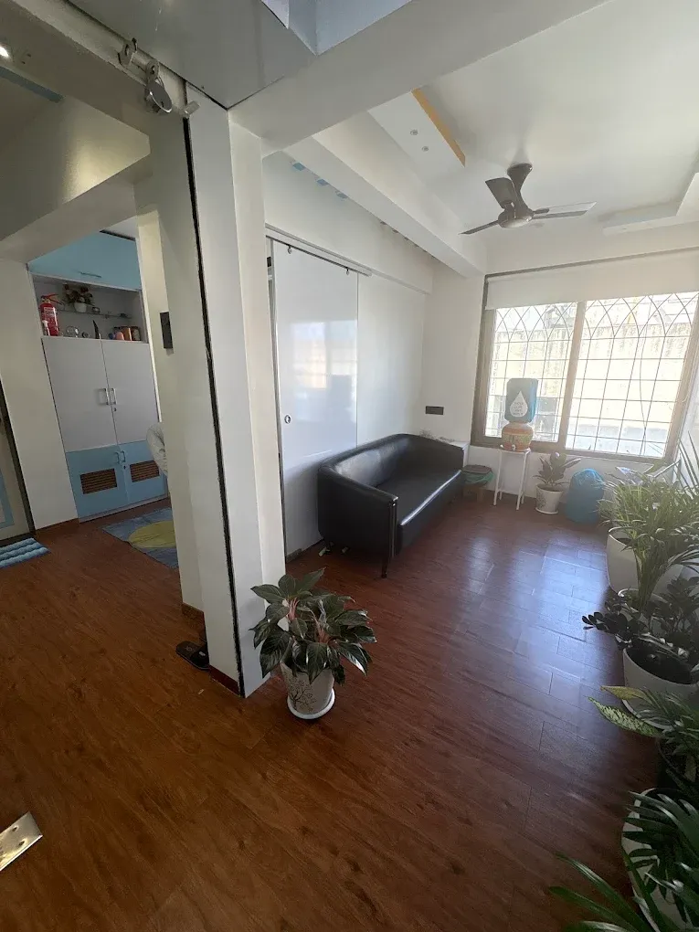 Waiting area with a sofa and plants at the clinic